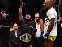 Д. Джонсон в десятый раз защитил титул чемпиона UFC в наилегчайшем весе, победив Рейса