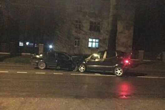 Нетрезвая 22-летняя автоледи устроила ДТП на улице Емельянова