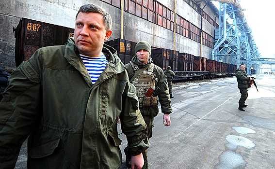 Глава ДНР Александр Захарченко (слева) во время посещения Донецкого металлургического завода. Предприятие было повреждено в результате обстрелов и остановлено из-за прекращения поставок Украиной коксующегося угля, необходимого для выпуска стали