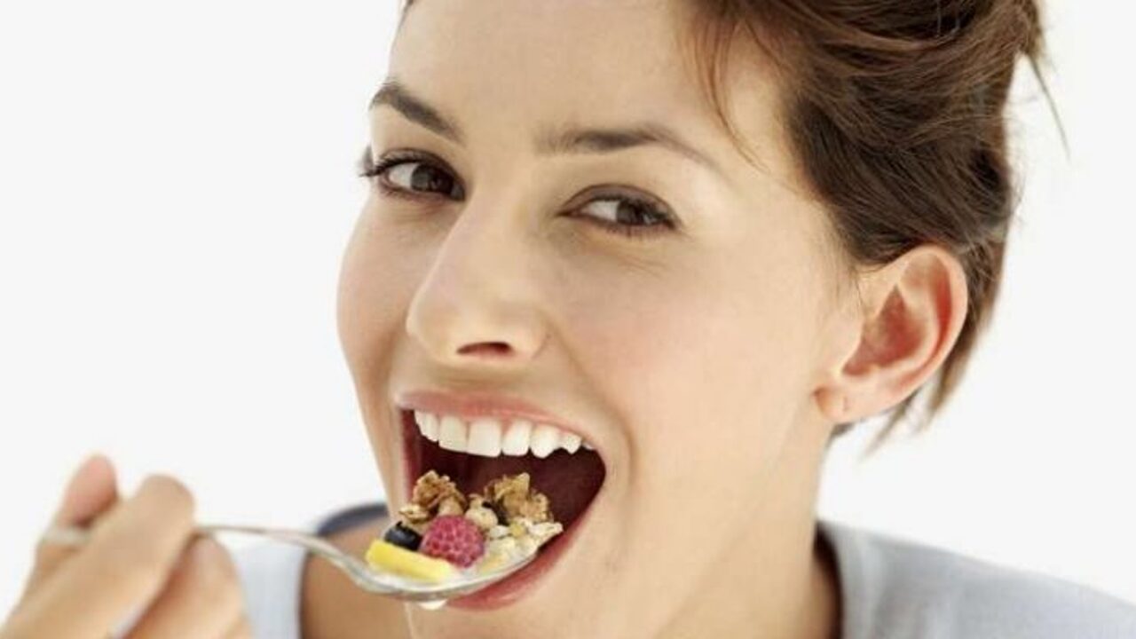 Еда которую жуешь. Лечебное жевание. Еда которую жуешь. Еда которую жуешь. Человек кушает.