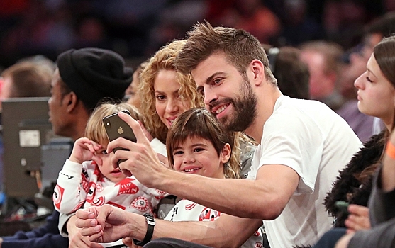 Шакира и Жерар Пике привели маленьких сыновей на баскетбольный матч — от их идеальной семьи невозможно оторвать взгляд