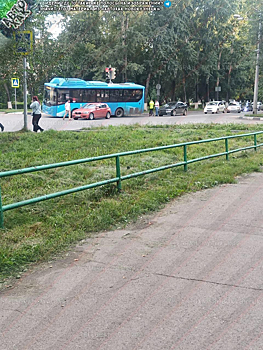 Автобус оказался на бордюре в результате ДТП в Новокузнецке