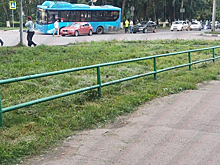 Автобус оказался на бордюре в результате ДТП в Новокузнецке