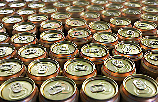 Алюминиевые банки подорожают, а следом и напитки в них