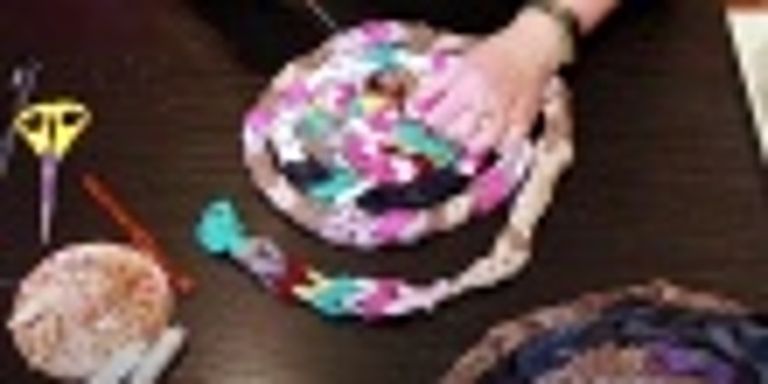 Мастер-класс по плетению коврика провели в Центре социального обслуживания «Троицкий»