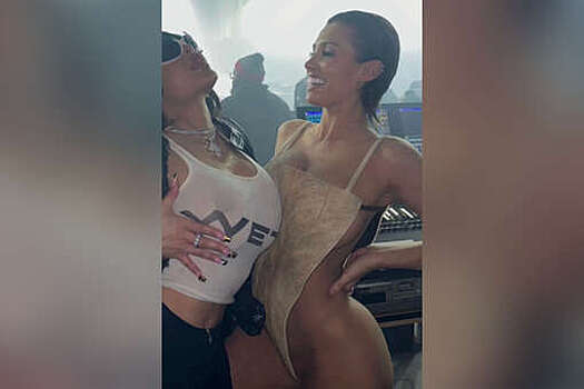 Модель Бьянка Цензори вышла на публику в крошечном бикини