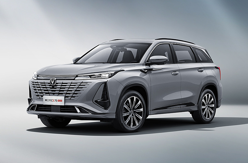 Changan CS75 Plus. Фирма привезёт в нашу страну вседорожник нового поколения. Он обретёт изменённый облик, иной салон, обилие водительских помощников и турбомотор