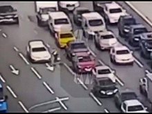 Наезд такси на сотрудника ДПС в Москве попал на видео