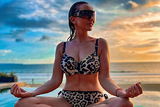 Анфиса Чехова показала фигуру в бикини