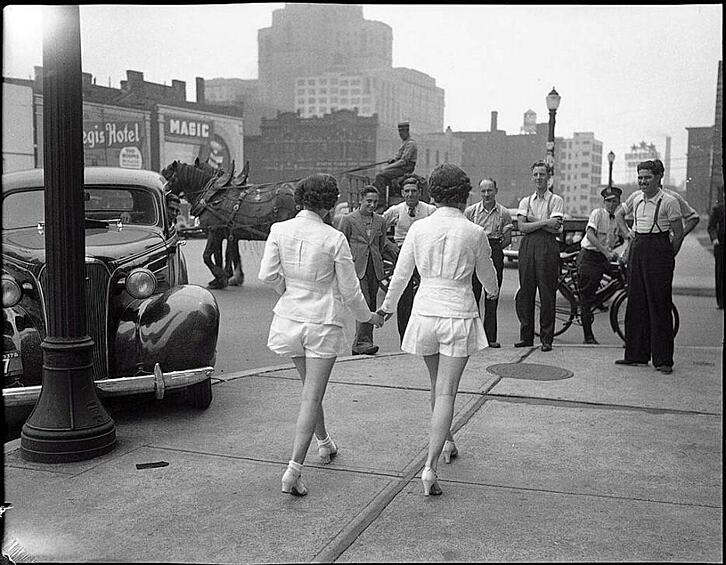 Две девушки впервые предстали на публике с обнаженными ногами. Торонто. 1937 год.