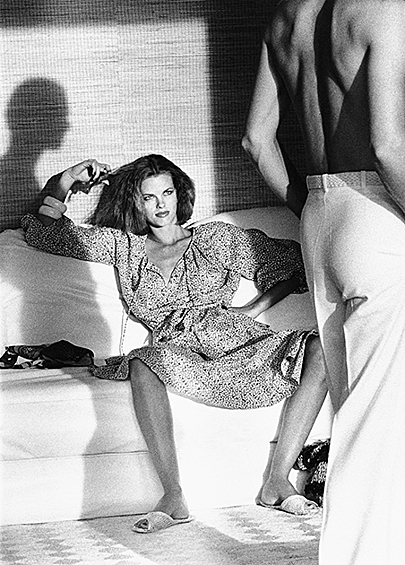 Хельмут Ньютон. Женщина, исследующая мужчину, Сан-Тропе, 1975. Хельмут Ньютон — приверженец принципа sex sells («секс продает»). Он часто снимает в жанре ню — но даже в одежде его модели источают эротизм.