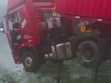 Грузовик повис на рухнувшем мосту в Китае