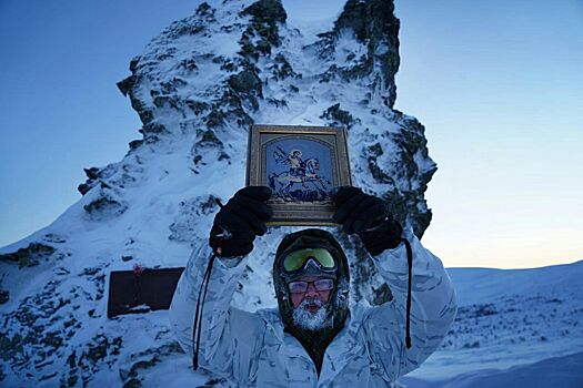 Икону святого великомученика Георгия, побывавшую на перевале Дятлова, вручили командующему ЦВО