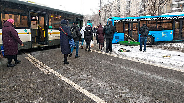 В Москве возле станции метро «Выхино» столкнулись два автобуса: видео