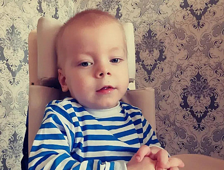 В Тамбовке прокуратура помогла малышу с ДЦП получить специальную коляску
