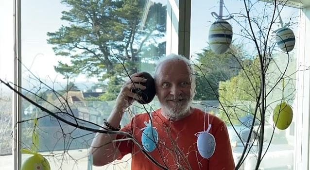 Энтони Хопкинс станцевал на кухне и покорил пользователей Сети