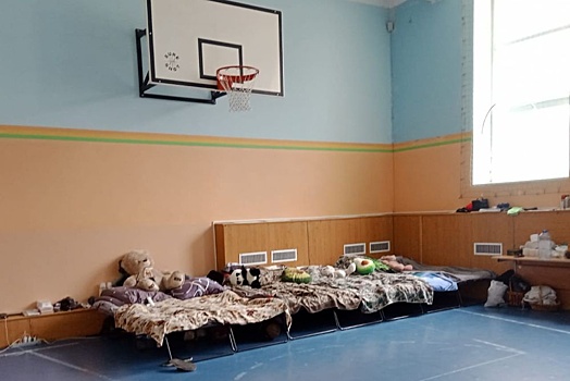 В Калининградской области семья из 19 человек живет в школьном спортзале