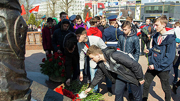 В Луганске прошел митинг в честь пятой годовщины взятия здания СБУ