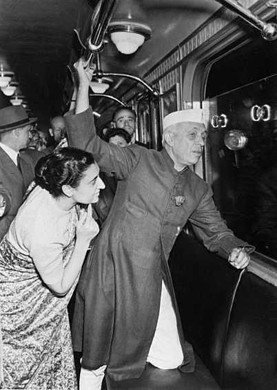 Премьер-министр Индии Джавахарлал Неру и его дочь Индира Ганди во время поездки в вагоне Московского метрополитена, 1955 год