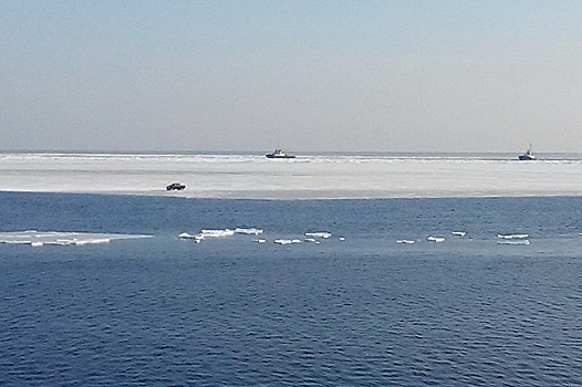 Льдина унесла в море 20 рыбаков на Сахалине