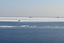 Льдина унесла в море 20 рыбаков на Сахалине