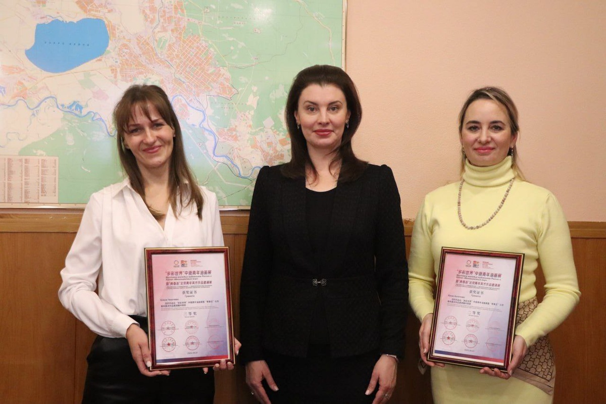 Инна Щеглова поздравила двух художниц из Читы с победой на международной выставке