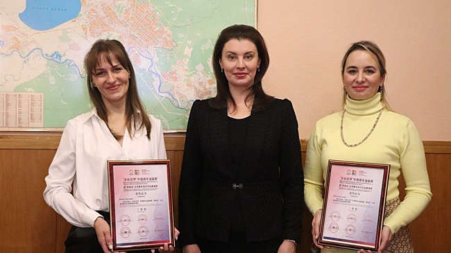 Инна Щеглова поздравила двух художниц из Читы с победой на международной выставке