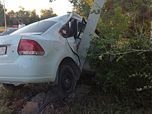 На кольце по Шевченко «Фольксваген» врезался в столб