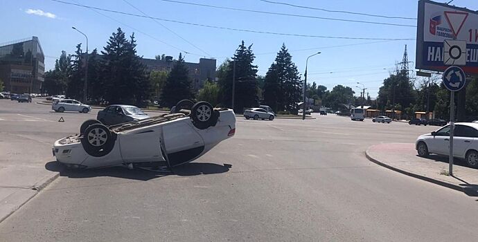 У пригородного автовокзала в Ростове перевернулся автомобиль