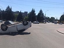 У пригородного автовокзала в Ростове перевернулся автомобиль
