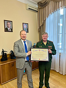 Сенатор Шептий наградил начальника Екатеринбургского суворовского училища