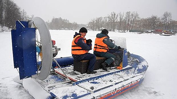 Под Хабаровском нашли утонувший автомобиль с одним из рыбаков