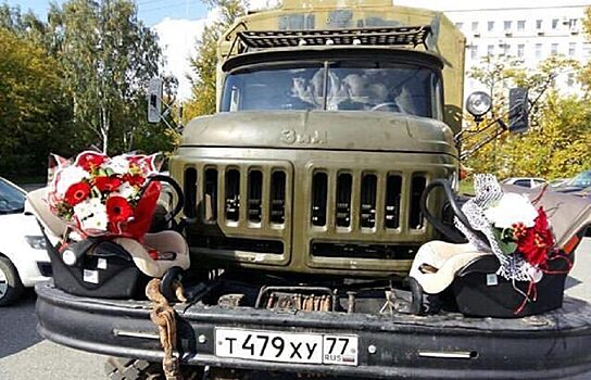 Брутально и нежно: уралец встретил жену из роддома на военном грузовике