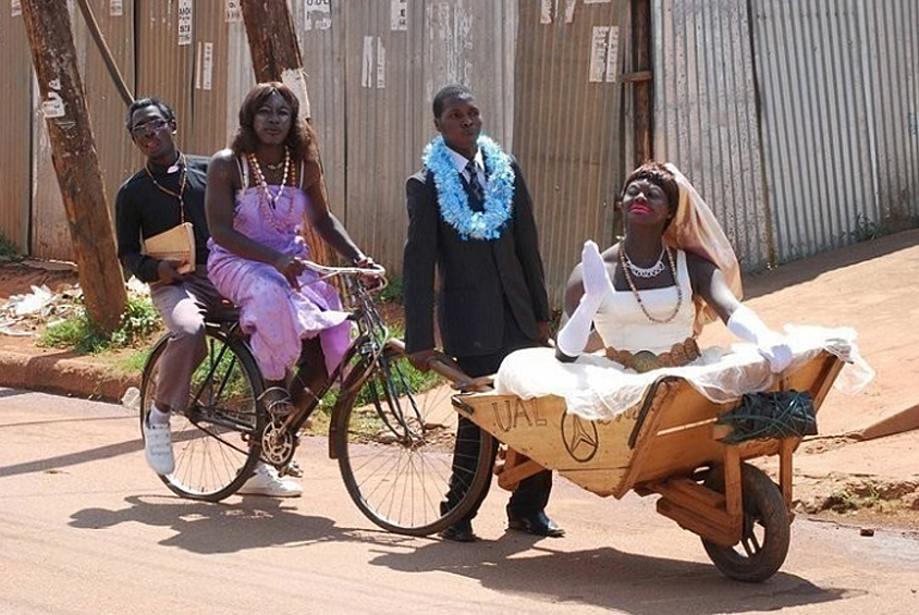 Хотя жених тоже может отвезти будущую жену на тележке в загс, в то время как свидетели приедут на велосипеде.