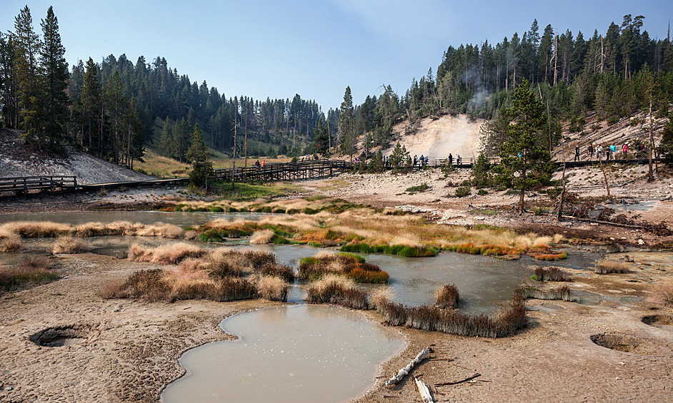 Йеллоустоун — супервулкан от активности которого в буквальном смысле зависит судьба всего человечества. По пессимистичным оценкам ученых, если он когда-нибудь проснется, то сотрет с поверхности планеты несколько континентов. Установлено, что одно из самых мощных извержений Йеллоустоуна в истории было эквивалентно взрыву мощностью 250 000 мегатонн. Сейчас в недрах этого супервулкана скрывается магматическая камера длиной 80 км и шириной 20 км, которая ждет своего часа