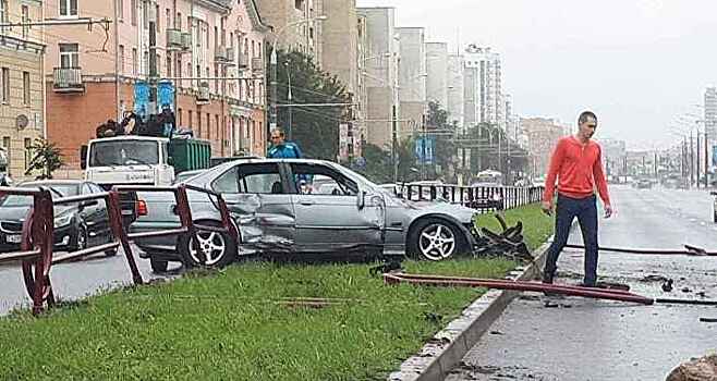Тягач DAF с буровой установкой врезался в путепровод в Минске