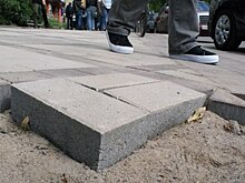 На ул. Черняховского из-за ремонта тротуара пешеходы выходят на проезжую часть