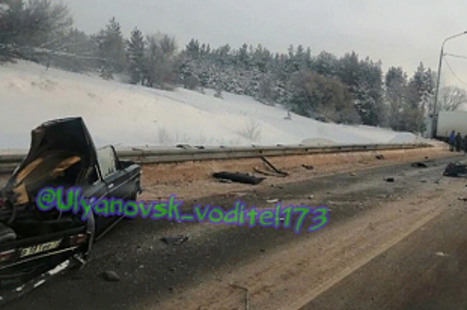 В Ульяновской области «ВАЗ» врезался в фуру, машина в лепешку, водитель жив