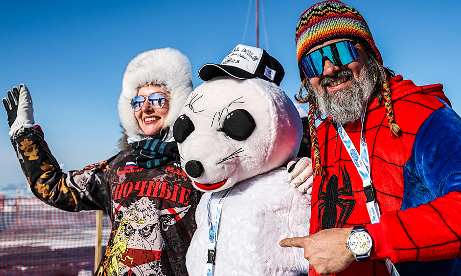 Участники международного фестиваля скорости на льду "Байкальская миля - 2023" на озере Байкал