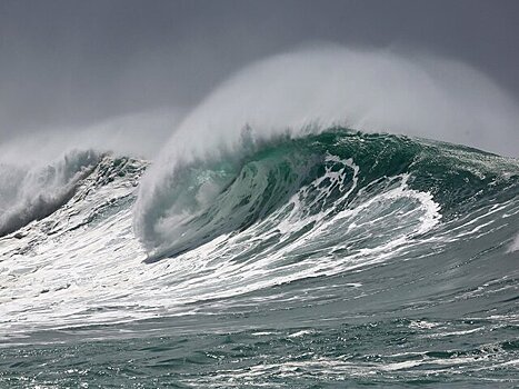Высота волн у севшего на мель сухогруза под Махачкалой превысила 1,5 метра
