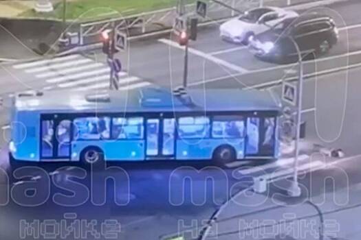 Автобус сбил шедшую по переходу российскую пенсионерку
