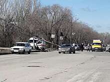 В Волжском карета скорой помощи на полном ходу врезалась в светофор