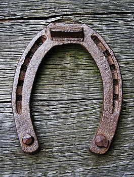 Почему в каждом доме должна висеть подкова, и какую именно пользу она приносит