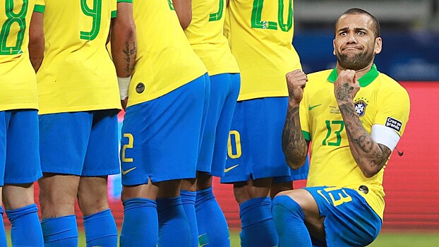 Дани Алвес — лучший игрок Бразилии. Кажется, он забыл, что ему уже 36