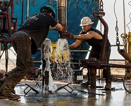 FT: американские нефтегазодобытчики снижают активность на фоне спада в добывающей отрасли США
