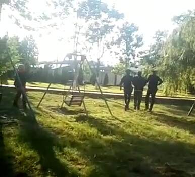 Прокуратура и СК проверят информацию об оставлении двух детей на улице после того, как их отца задержали за нарушение карантина