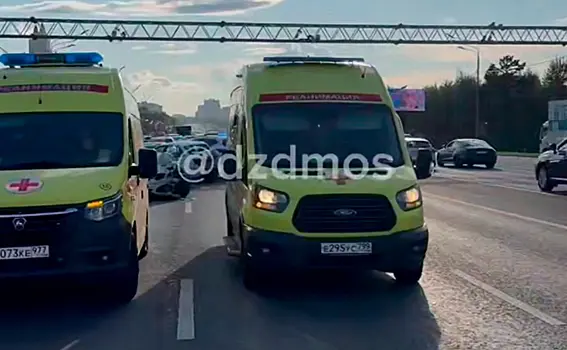На Кутузовском проспекте в Москве столкнулись несколько машин
