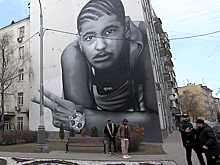 Искусство или порча имущества. Жители дома в центре Москвы недовольны появлением портрета рэпера на здании