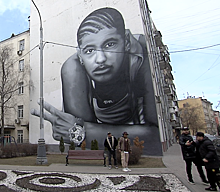 Искусство или порча имущества. Жители дома в центре Москвы недовольны появлением портрета рэпера на здании