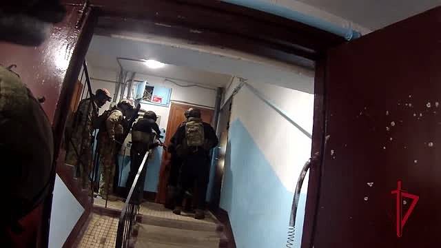 Штурм квартиры стрелявшего по полицейскому из ружья россиянина попал на видео